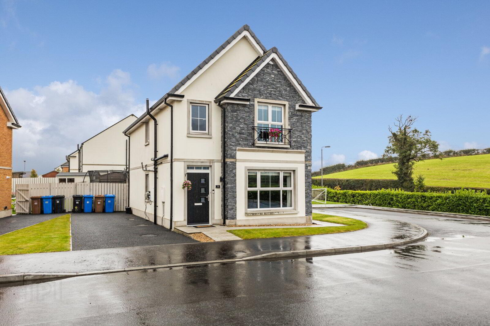 38 Rocklyn Crescent 1 of 39