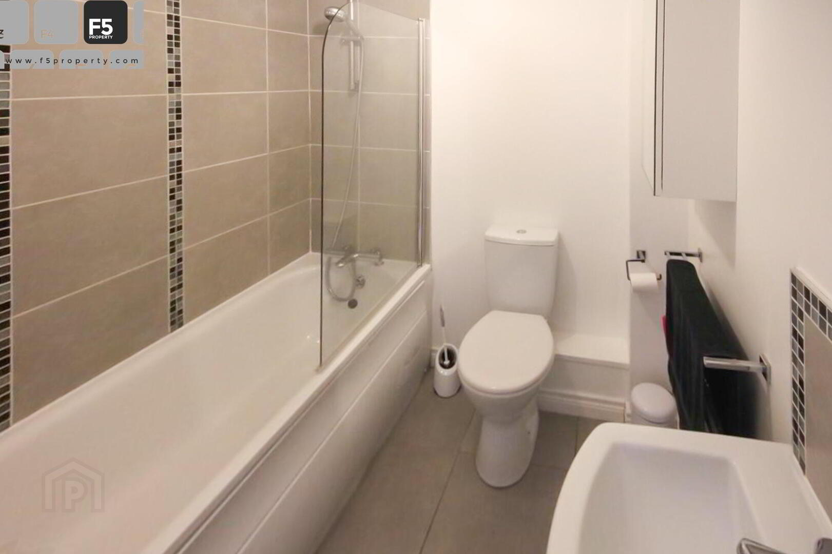 Apt 24 3, West Circular Close 6 of 8