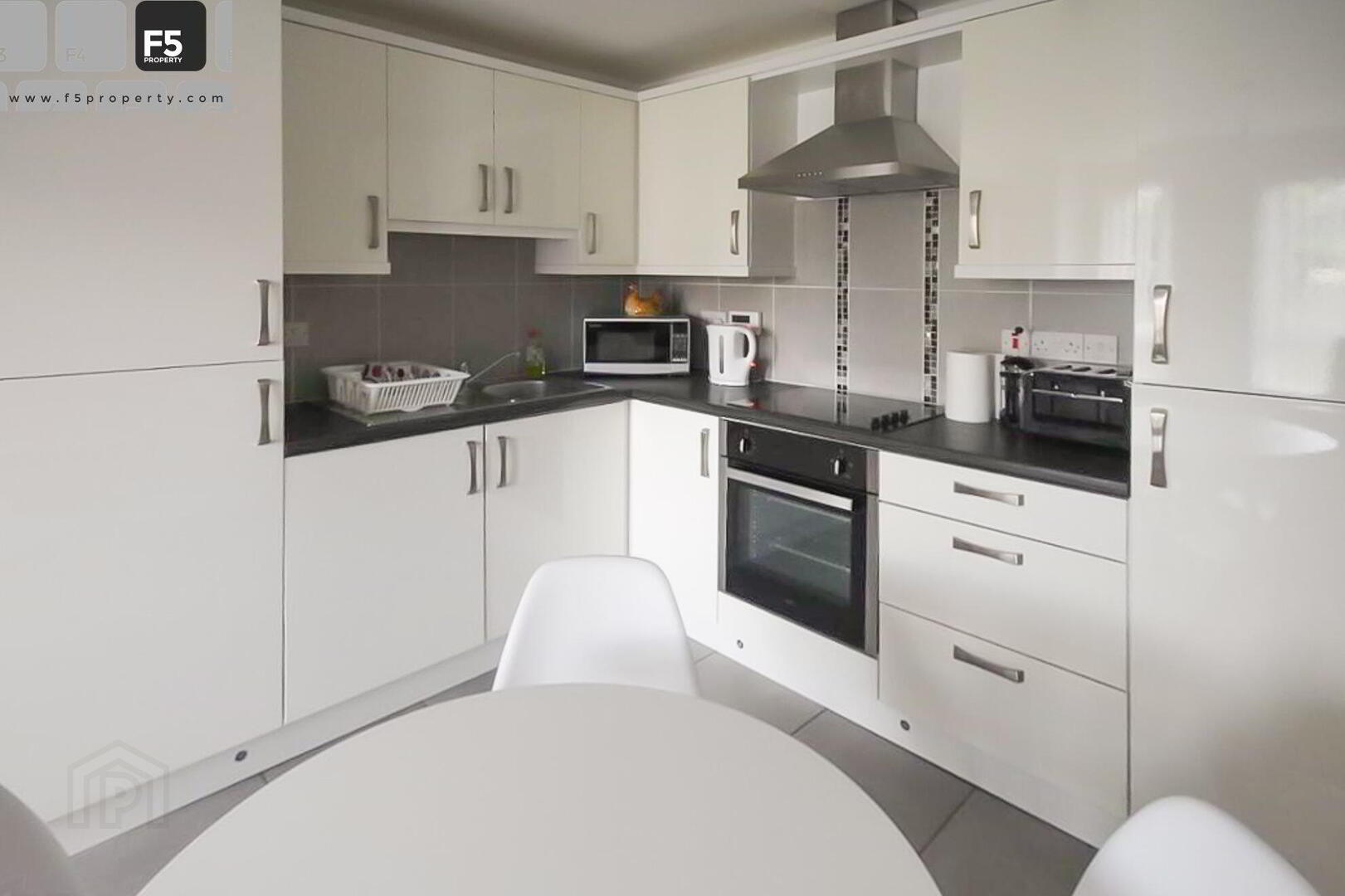 Apt 24 3, West Circular Close 4 of 8