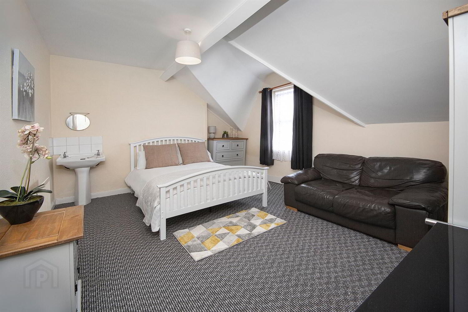 Room 7, 96 Cromwell Road 1 of 7