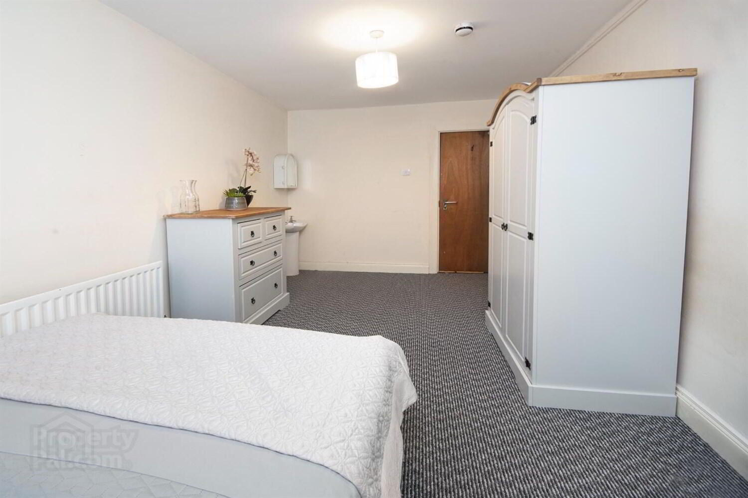 Room 2, 96 Cromwell Road 2 of 2
