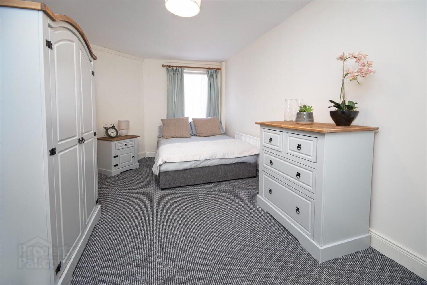 Room 2, 96 Cromwell Road 1 of 2
