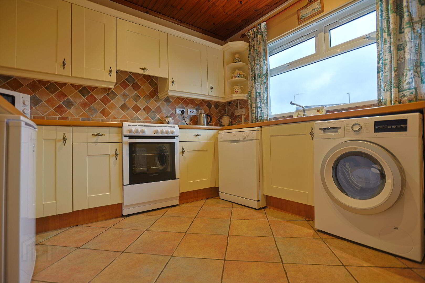 2 Hillside Crescent 21 of 60