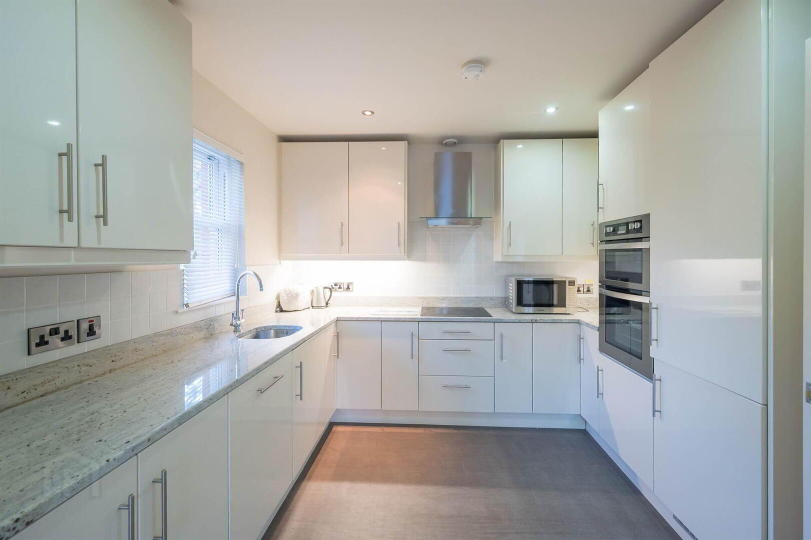 33 Sandown Manor, 84a Sandown Road 5 of 16