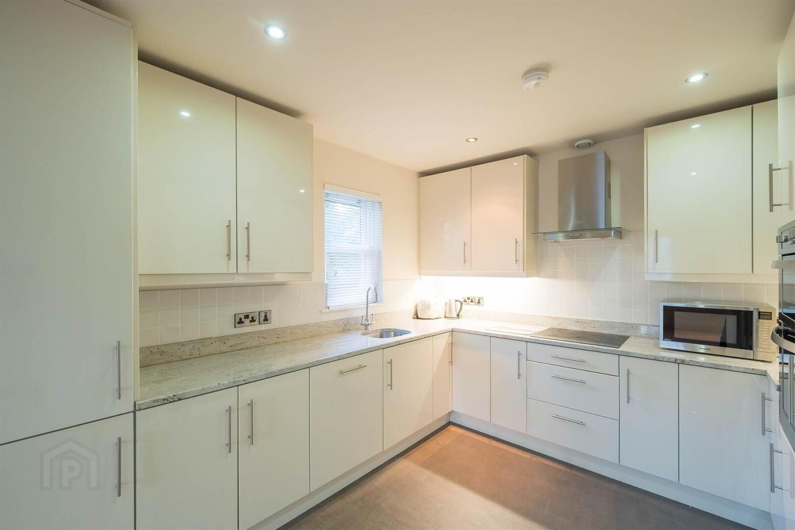 33 Sandown Manor, 84a Sandown Road 6 of 16