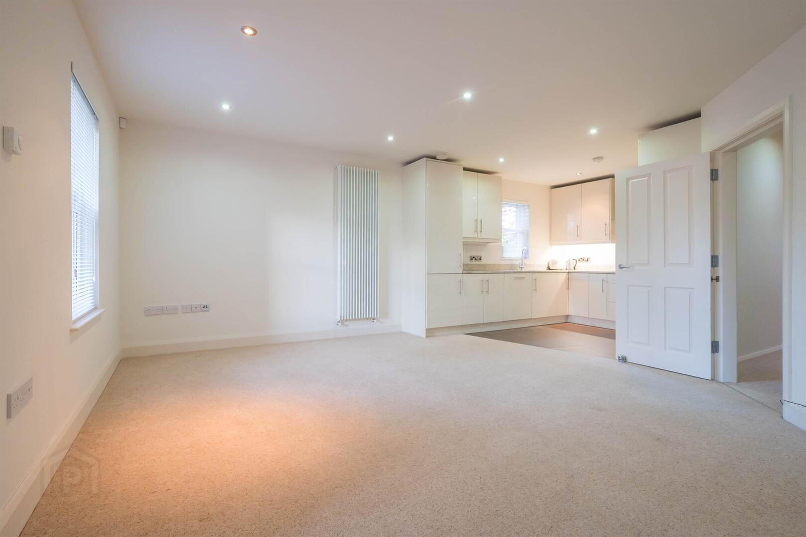 33 Sandown Manor, 84a Sandown Road 4 of 16