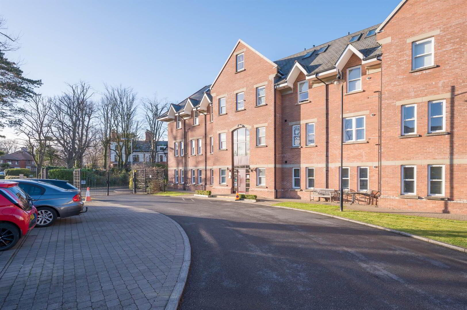 33 Sandown Manor, 84a Sandown Road 2 of 16