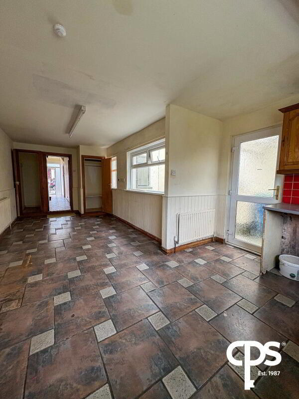 176 Obins Street 6 of 19