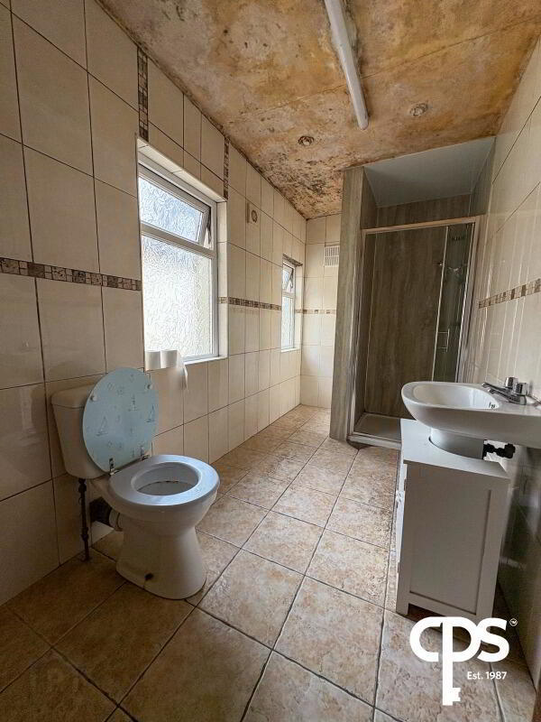 176 Obins Street 8 of 19