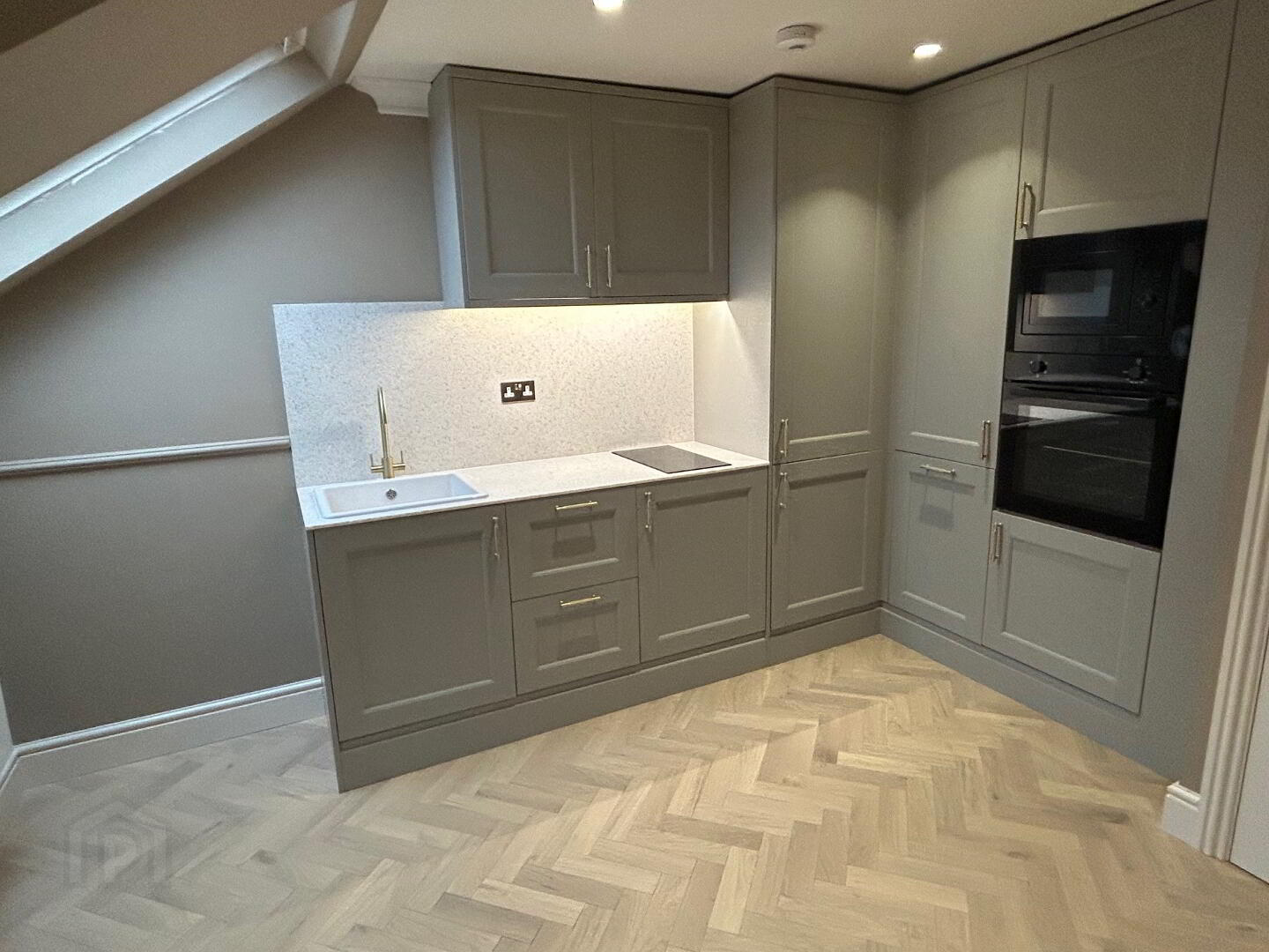 Apt 4, 3 Eglantine Gardens 4 of 9