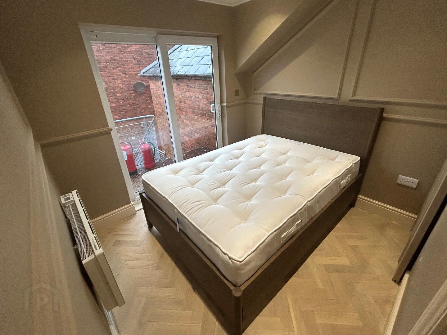 Apt 4, 3 Eglantine Gardens 5 of 9