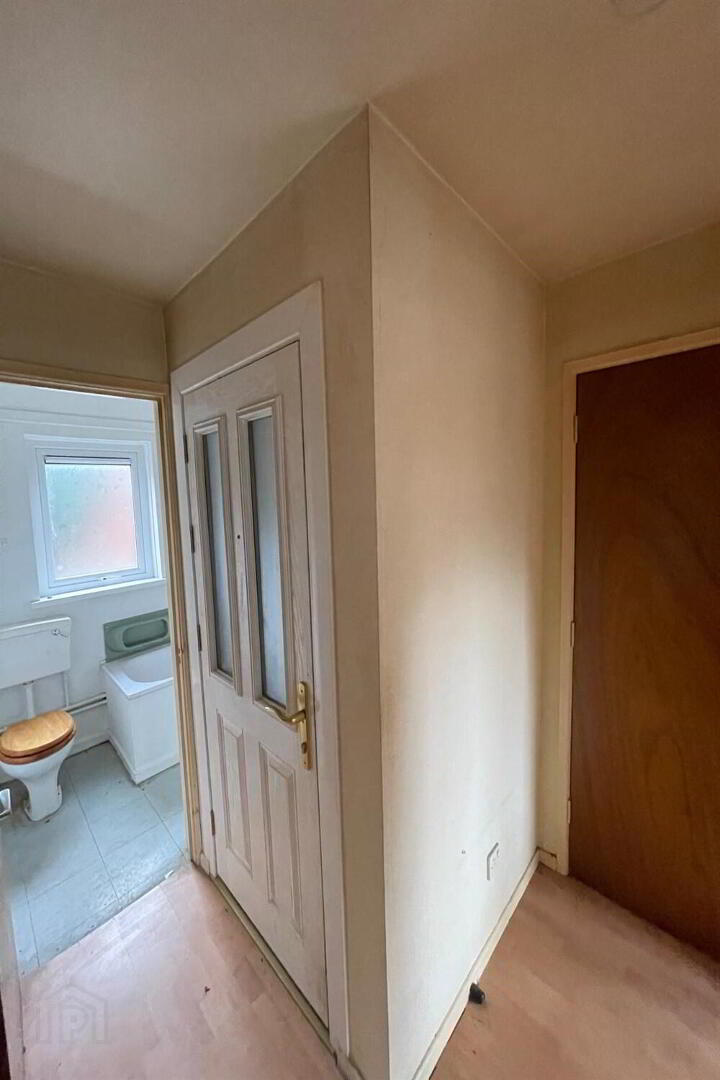 10 Ferndale Court 2 of 16