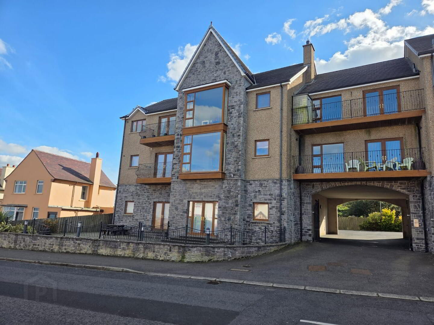 10 Tunnel Brae Court 1 of 14