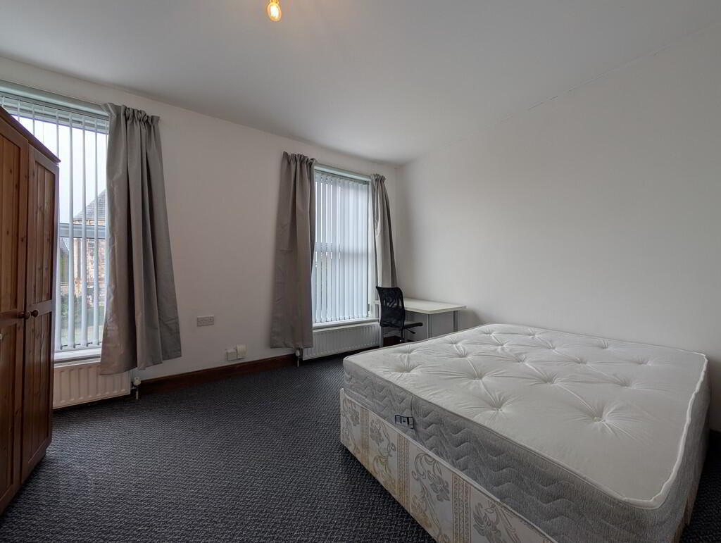 Flat 2, 6 Eglantine Avenue 13 of 18