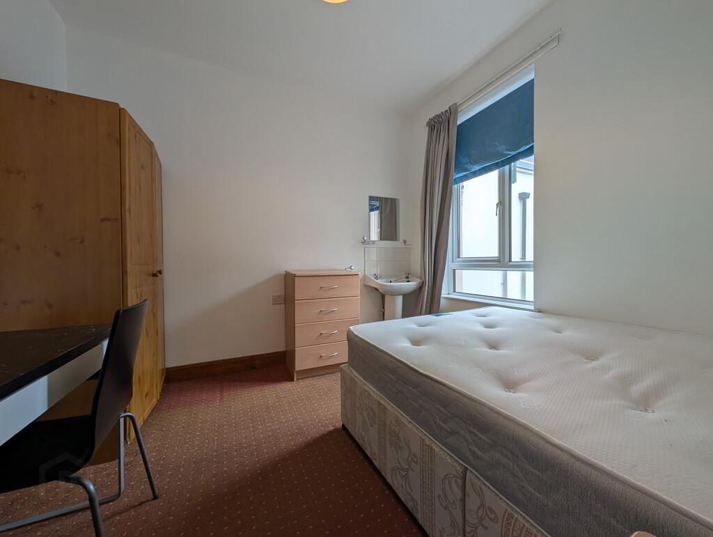 Flat 2, 6 Eglantine Avenue 12 of 18