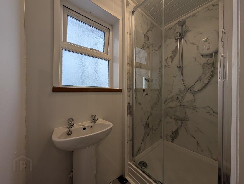 Flat 2, 6 Eglantine Avenue 9 of 18