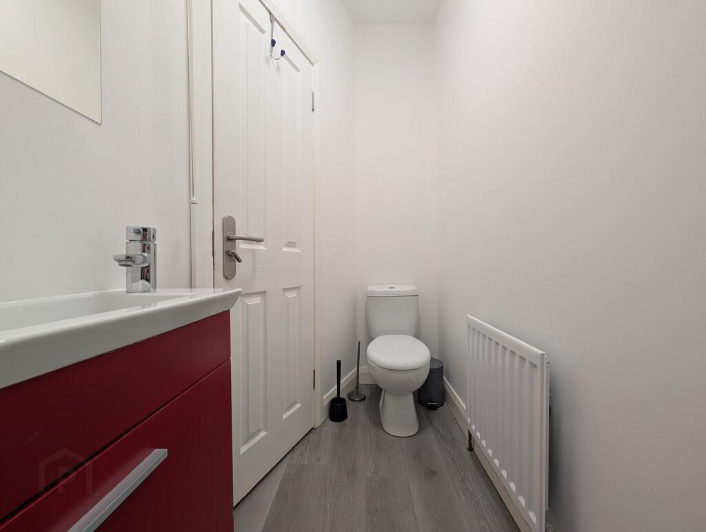 Flat 2, 6 Eglantine Avenue 16 of 18