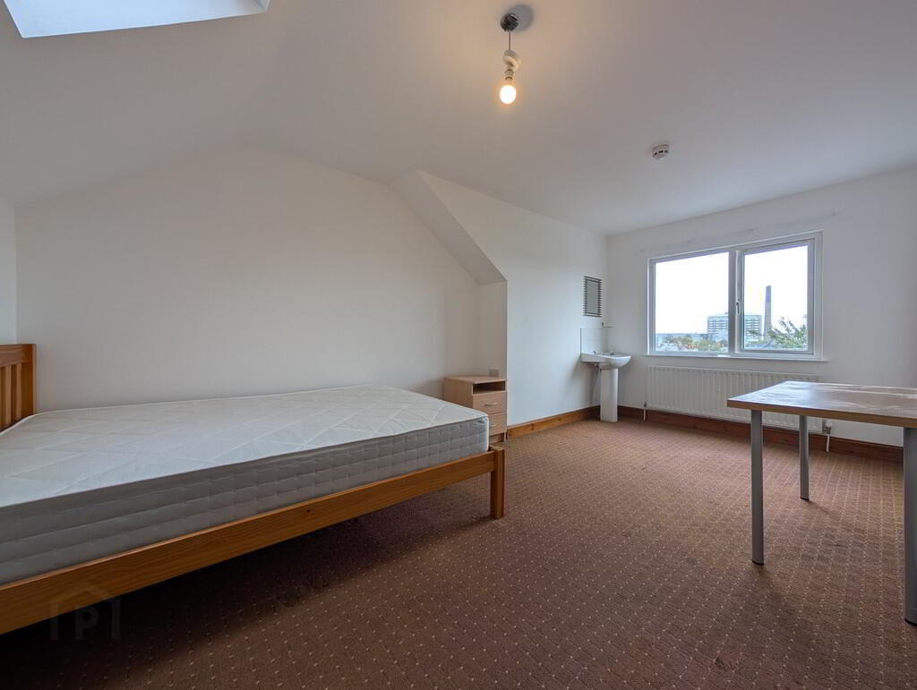 Flat 2, 6 Eglantine Avenue 17 of 18
