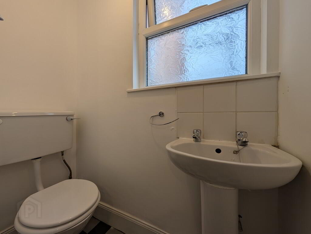 Flat 2, 6 Eglantine Avenue 8 of 18