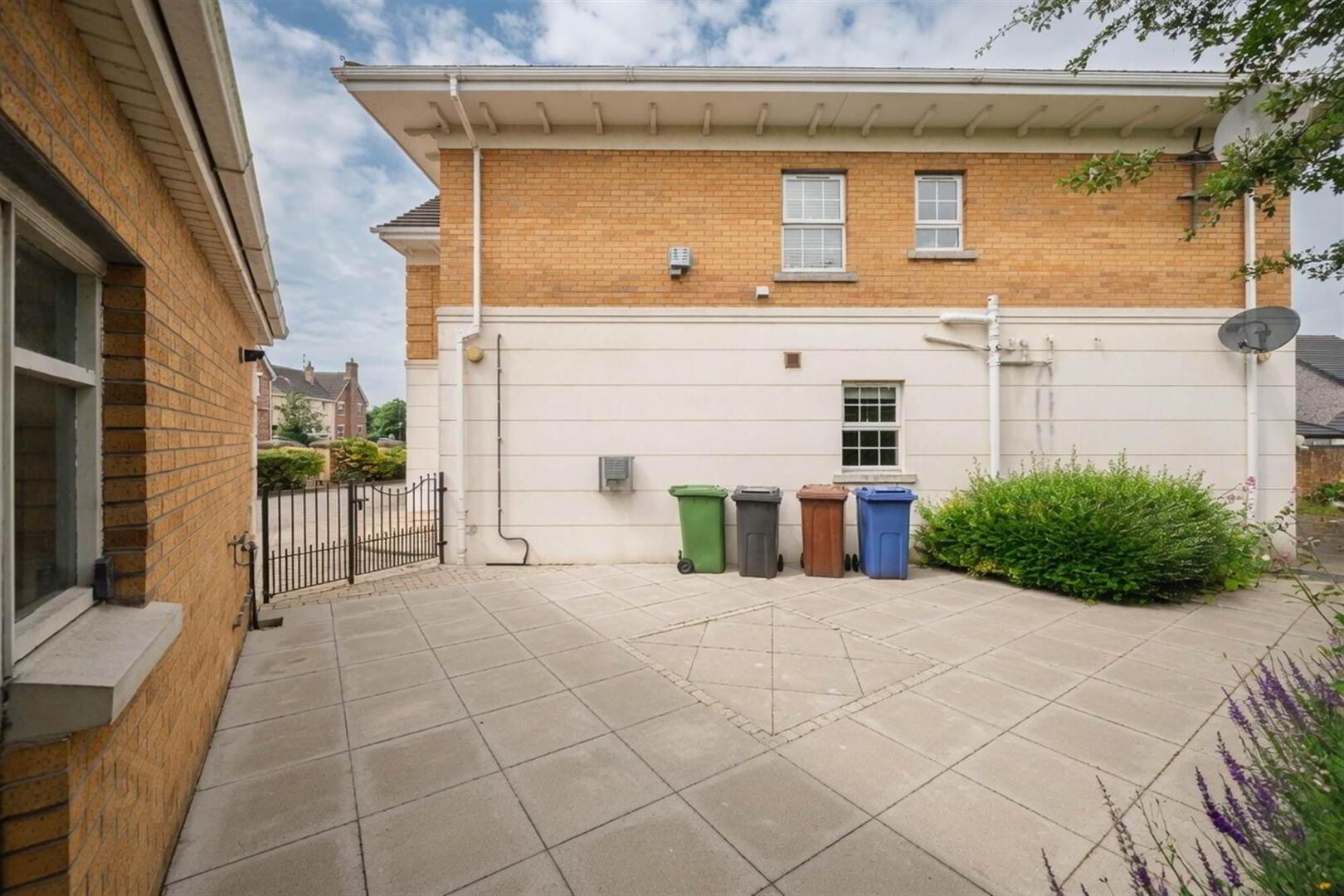 Apt 2 The Manor House, 14 Berkeley Hall Court 27 of 28