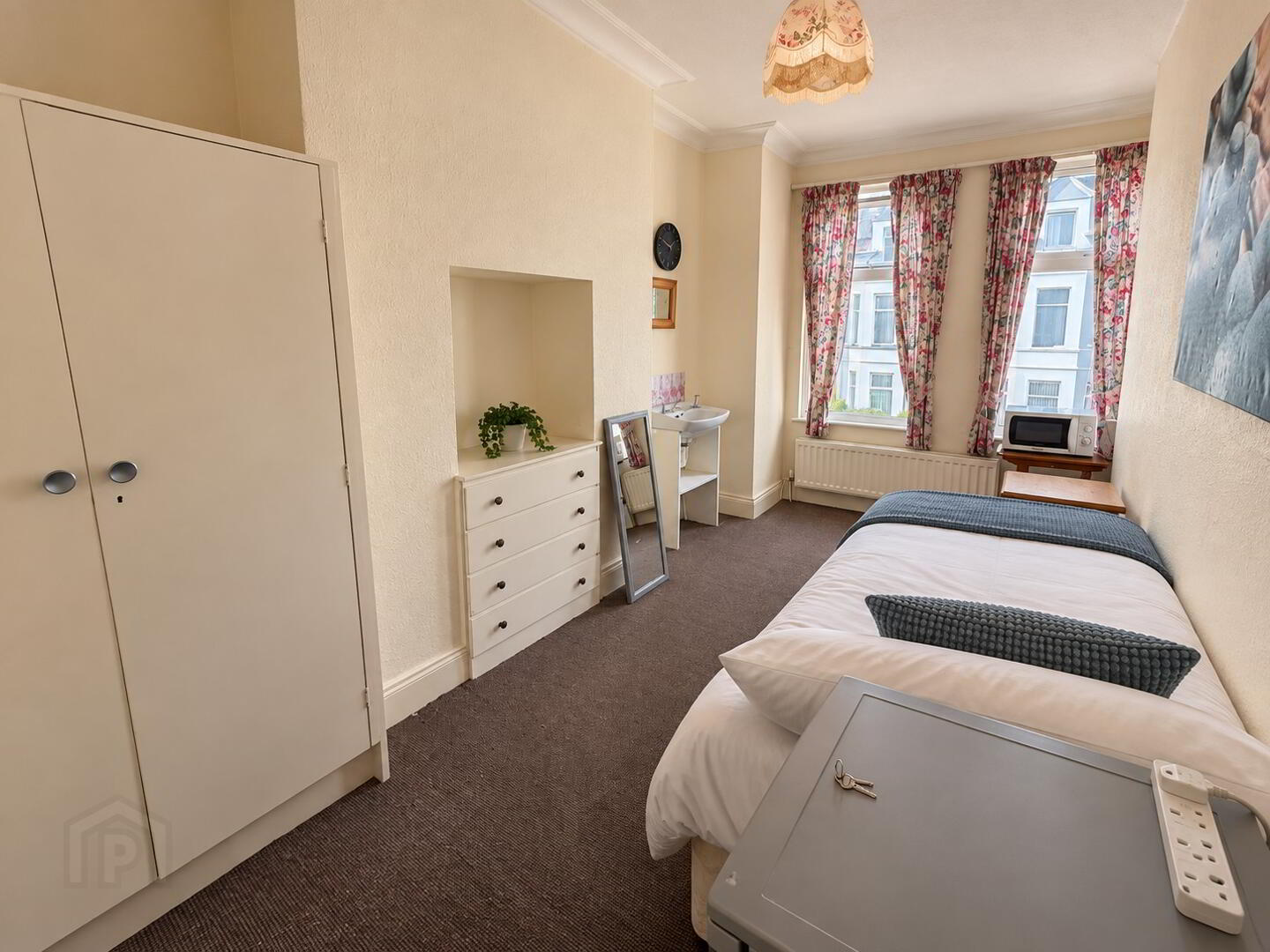 Room 4, 80 Dufferin Avenue 4 of 4