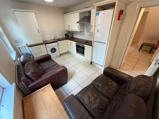 Great 5 Bedroom Apartment, 2B Rugby Avenue 3 of 17