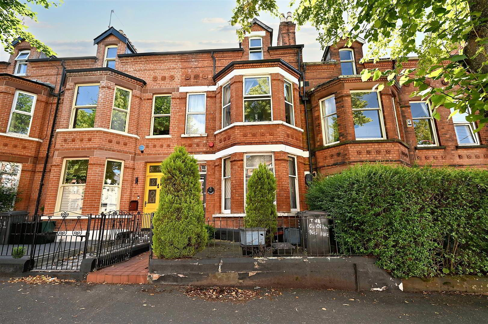 Room 3, 9 Eglantine Avenue 1 of 7