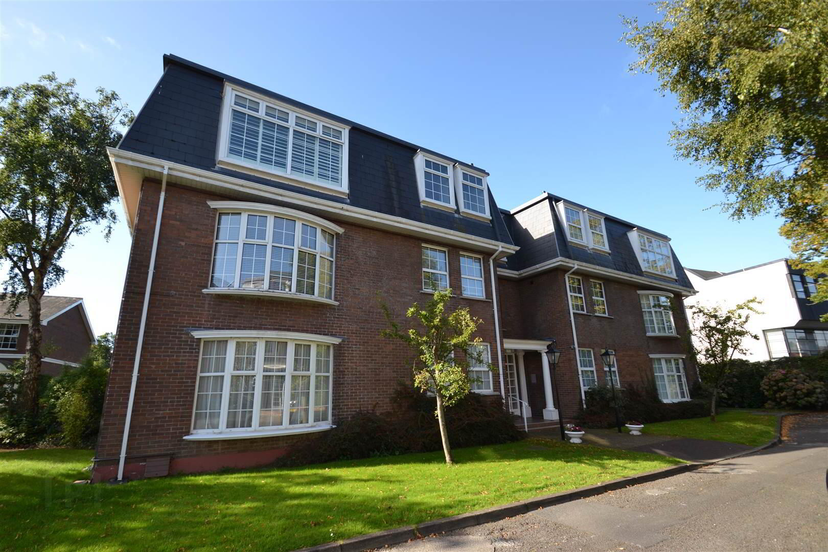 18 Thornhill Malone , Belfast 1 of 10