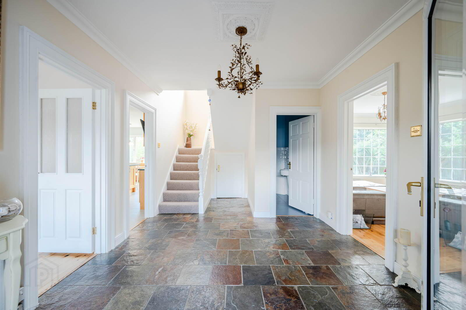 5 Knightsbridge Court 3 of 28