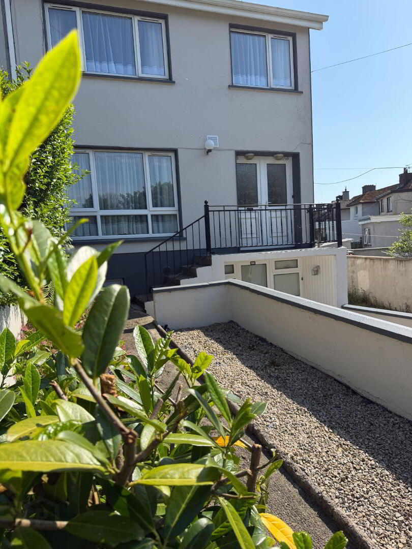 65 Lower Highfield Road 2 of 24