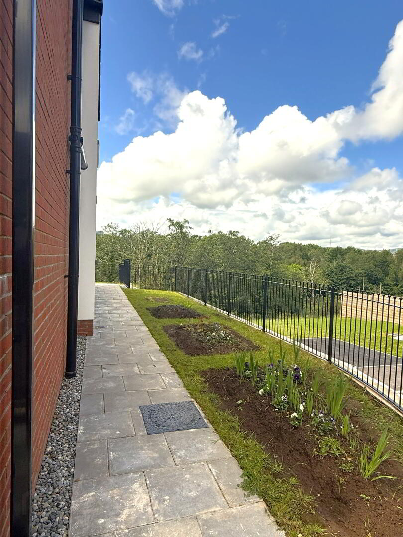 28 Edgehill Park 32 of 33