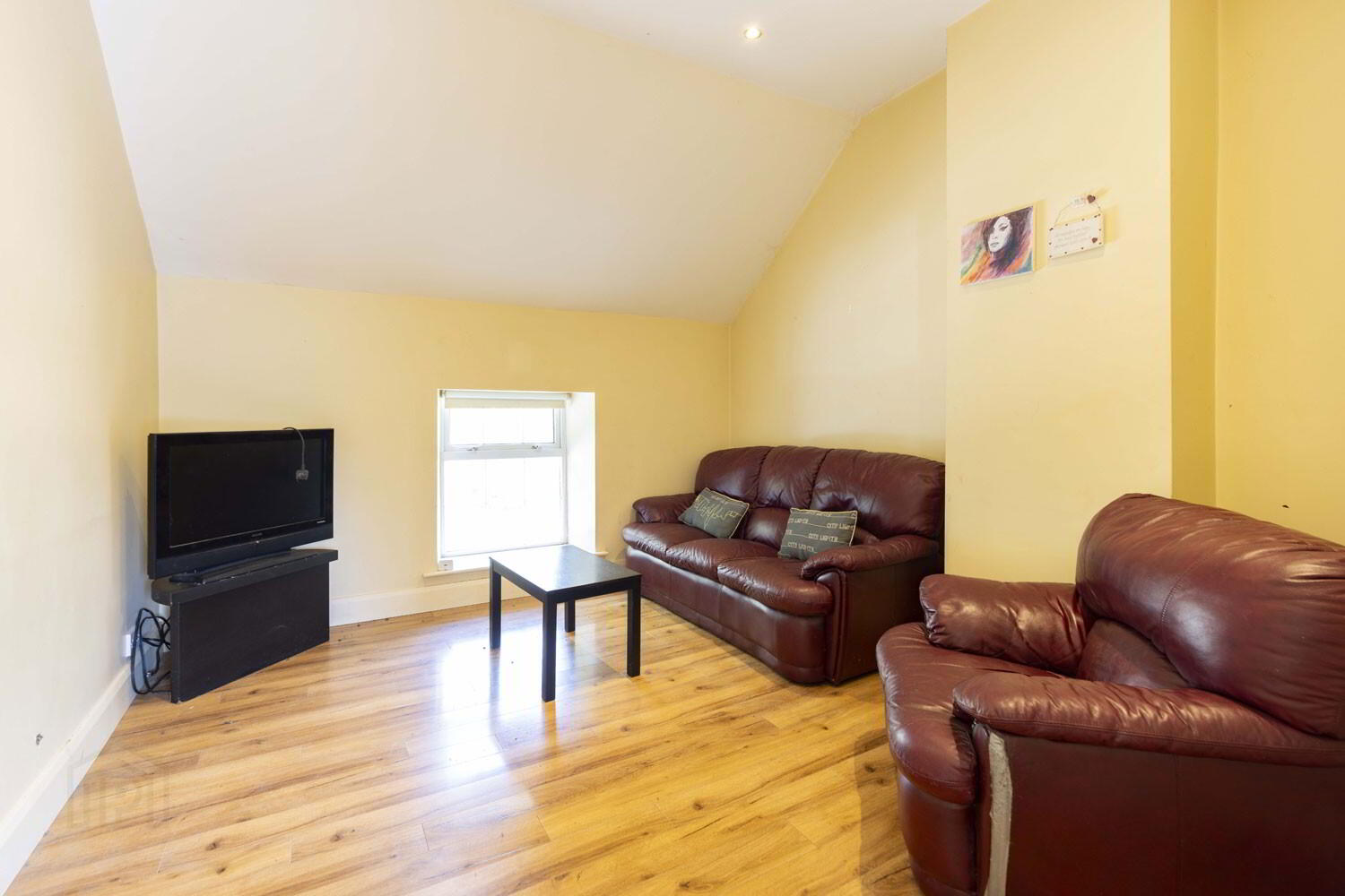 Former Licensed Premises & Apartment 11 of 11