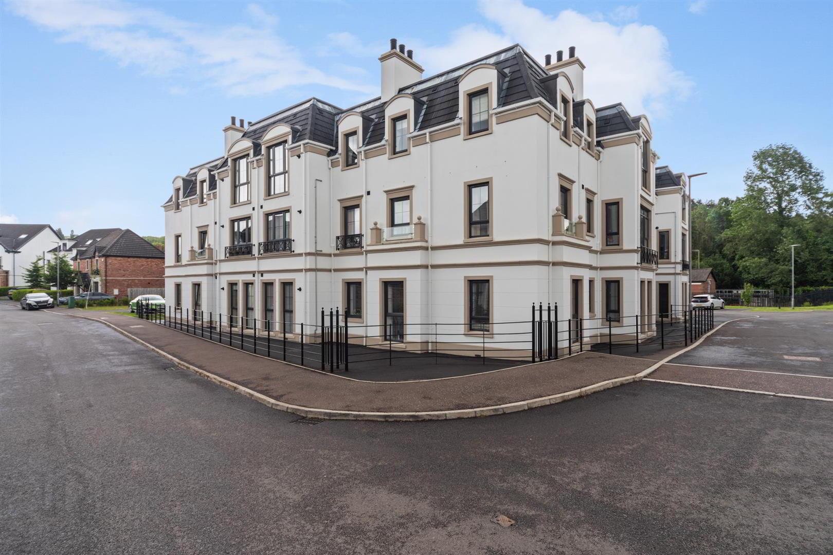 Apt 6, Castlehill Wood 1 of 28