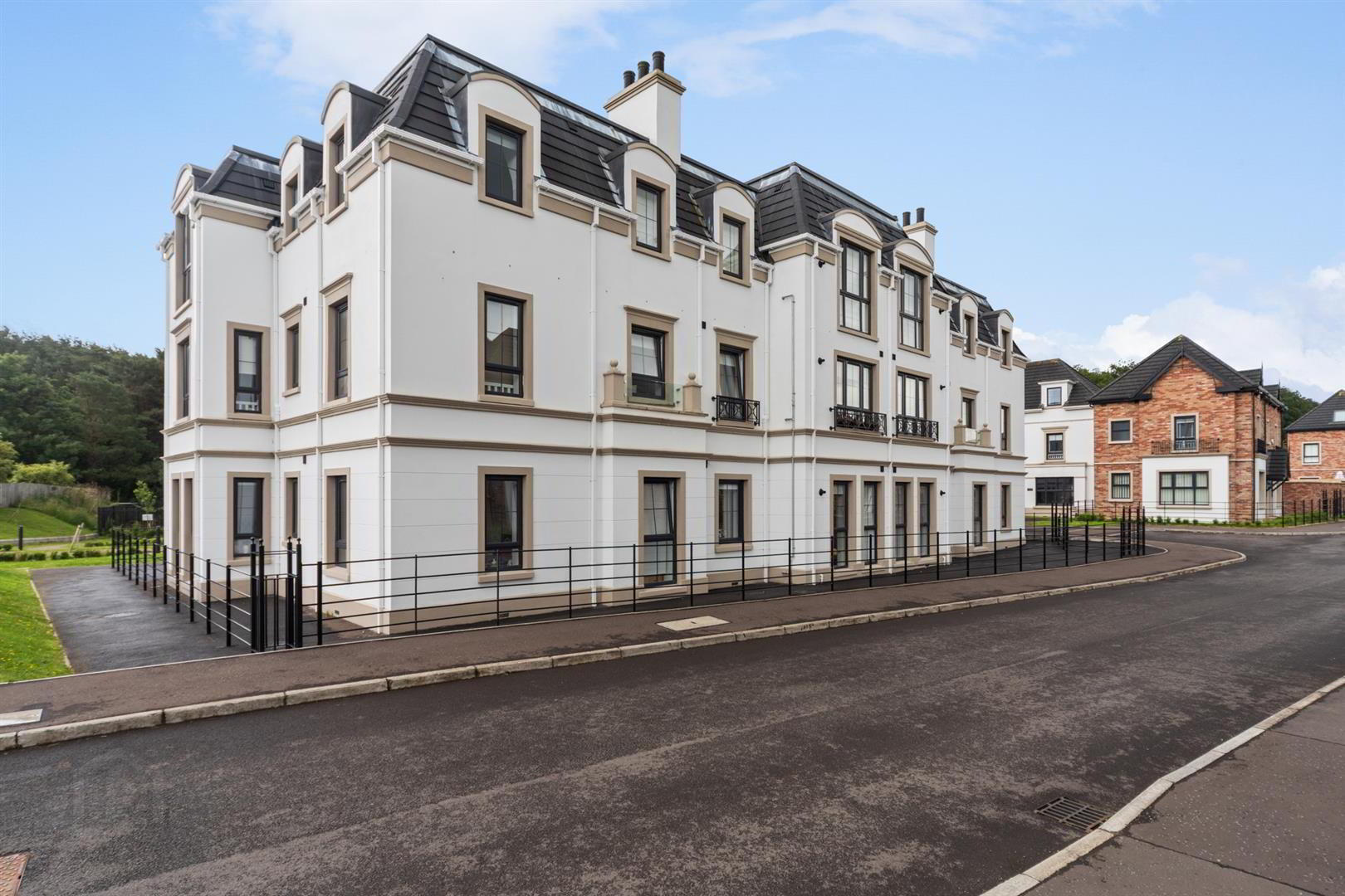 Apt 6, Castlehill Wood 2 of 28
