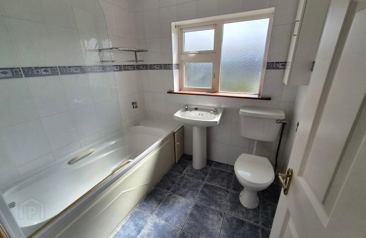 33 Larchfield 11 of 12