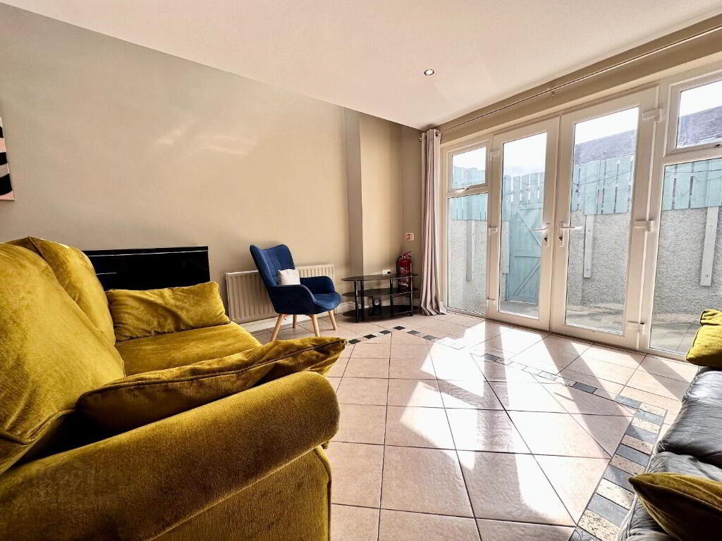 53 Sandhurst Gardens 2 of 13