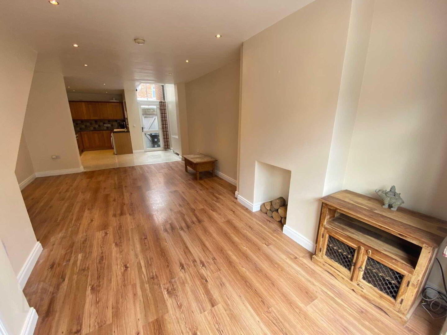 36 Hillfoot Street 2 of 13