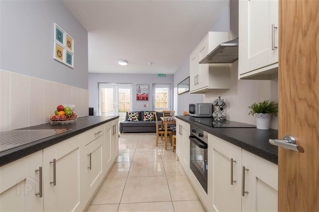 Flat 2, 118 Eglantine Avenue 7 of 7