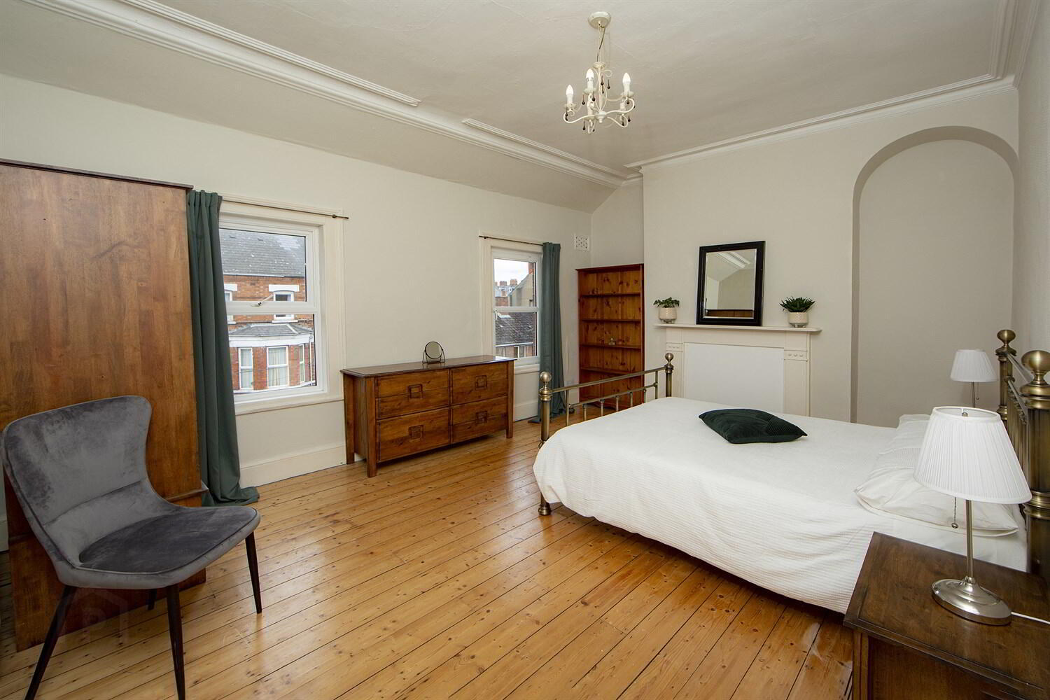 Room 6, 16 Cedar Avenue 1 of 4