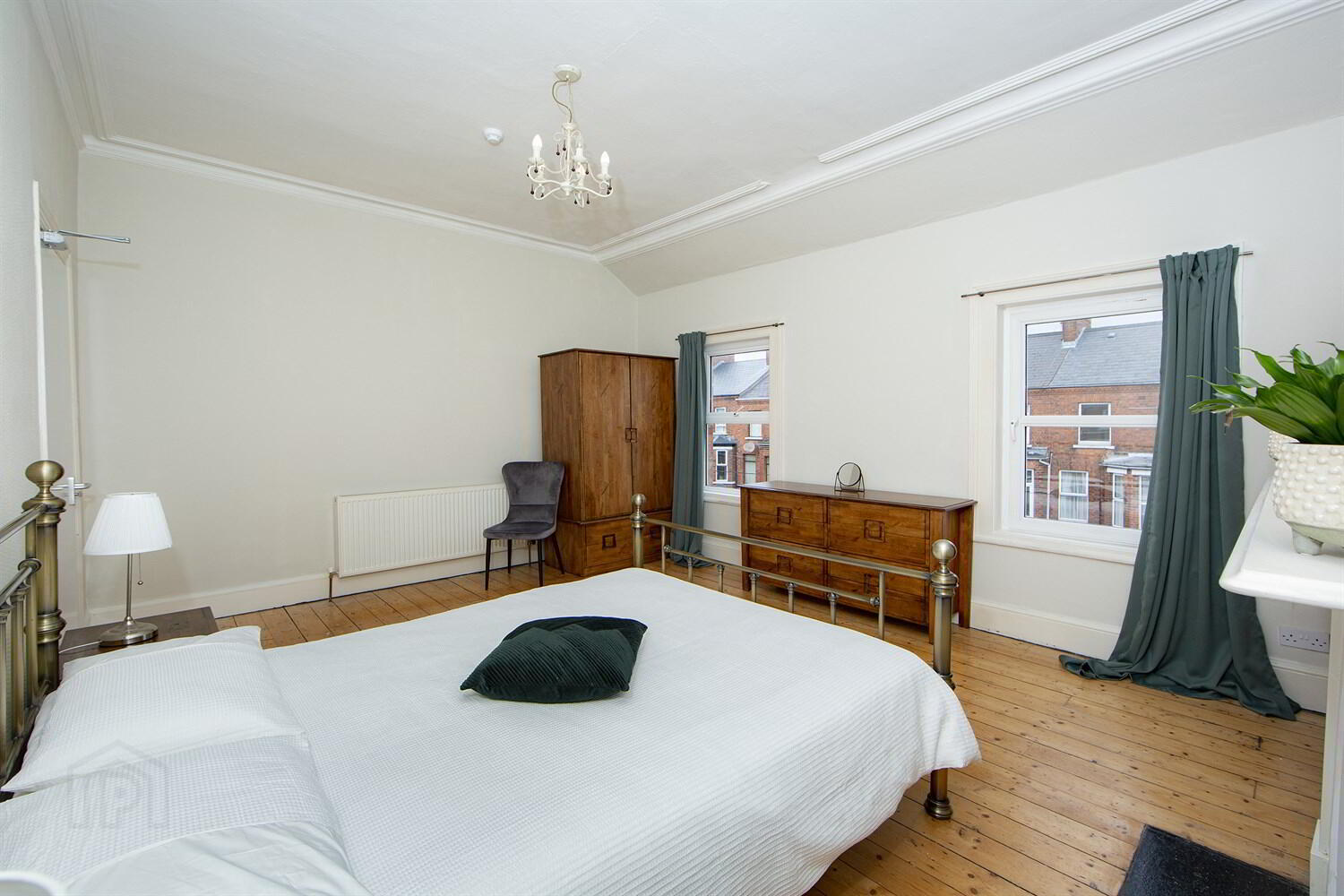 Room 6, 16 Cedar Avenue 2 of 4