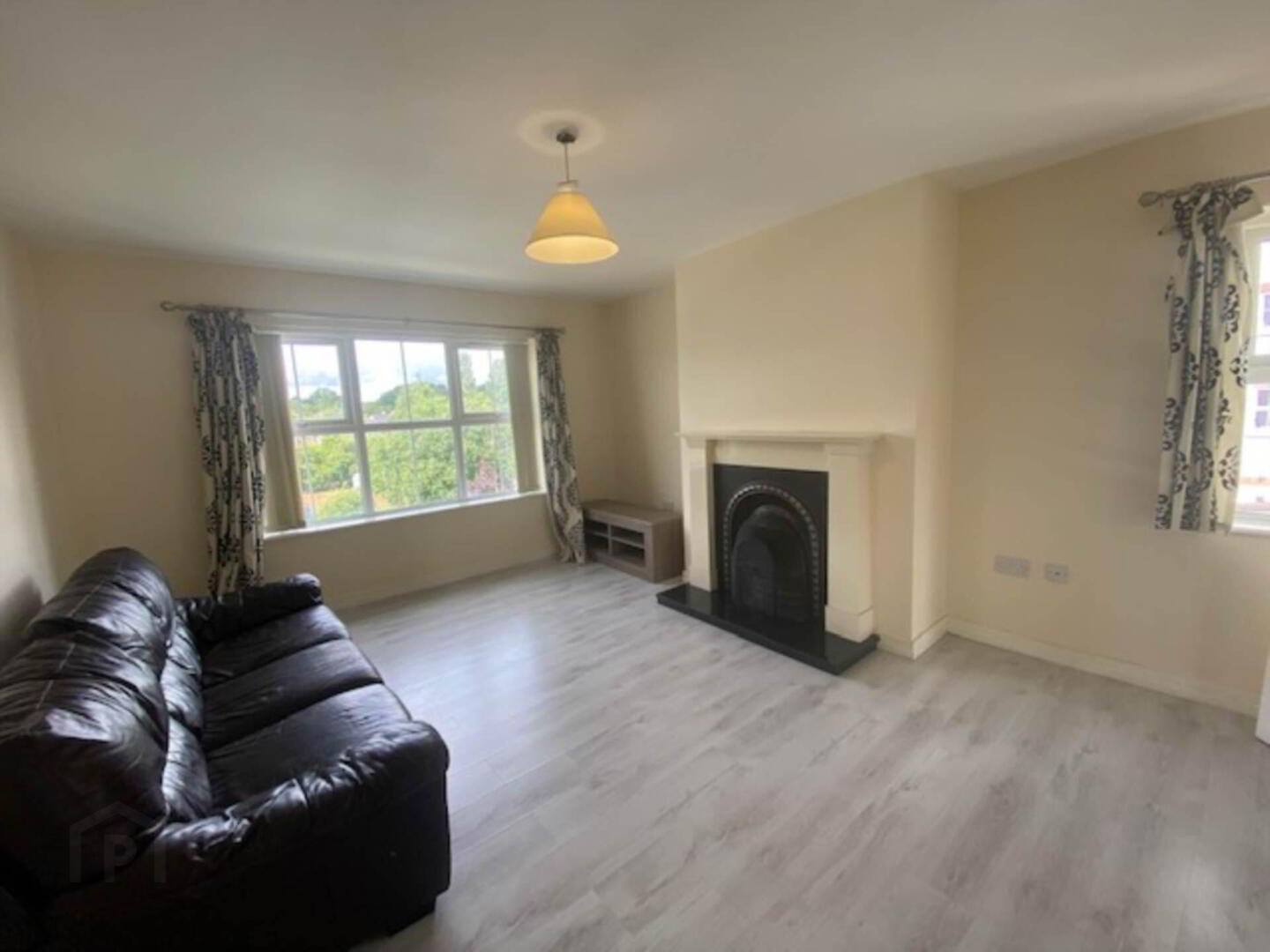 33 Stewarts Court 3 of 14