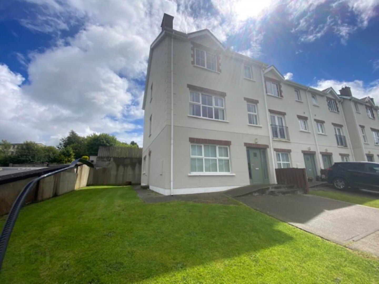 33 Stewarts Court 1 of 14