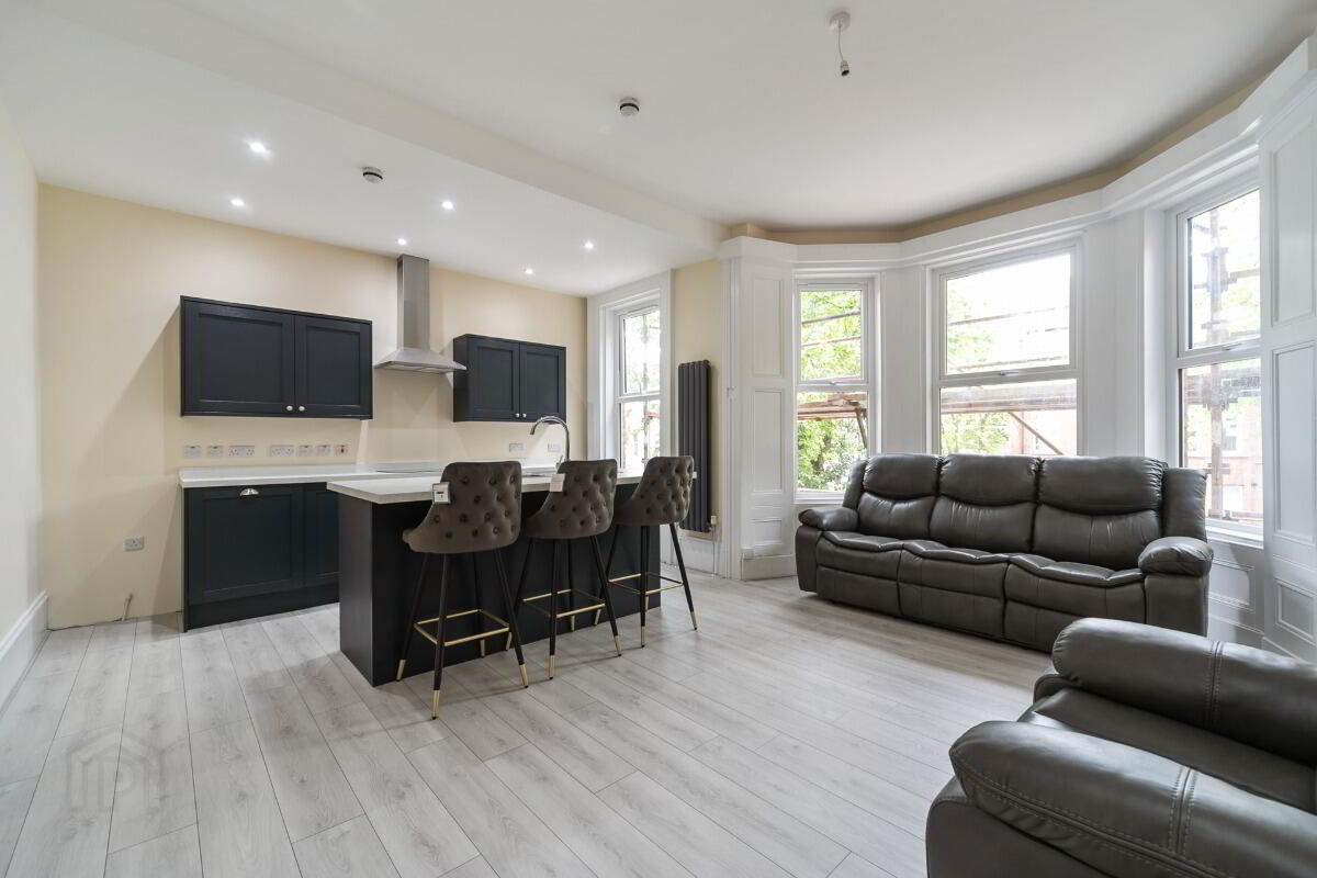 Apt 3, 112 Eglantine Avenue 2 of 10