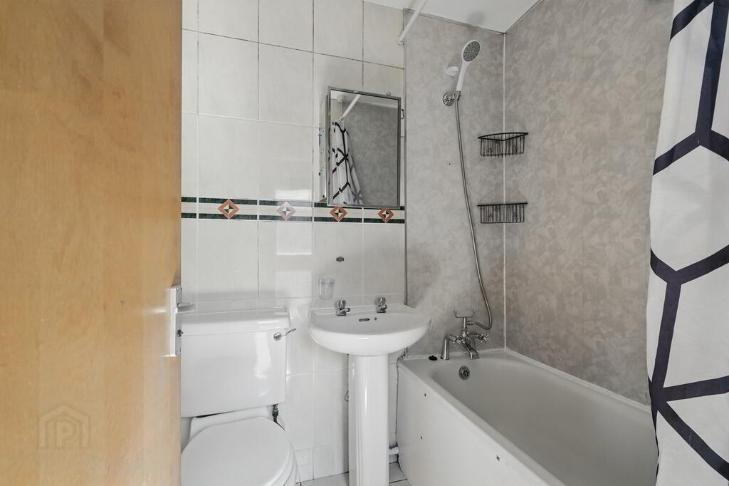 Flat 2, 16 Atlantic Avenue 10 of 11