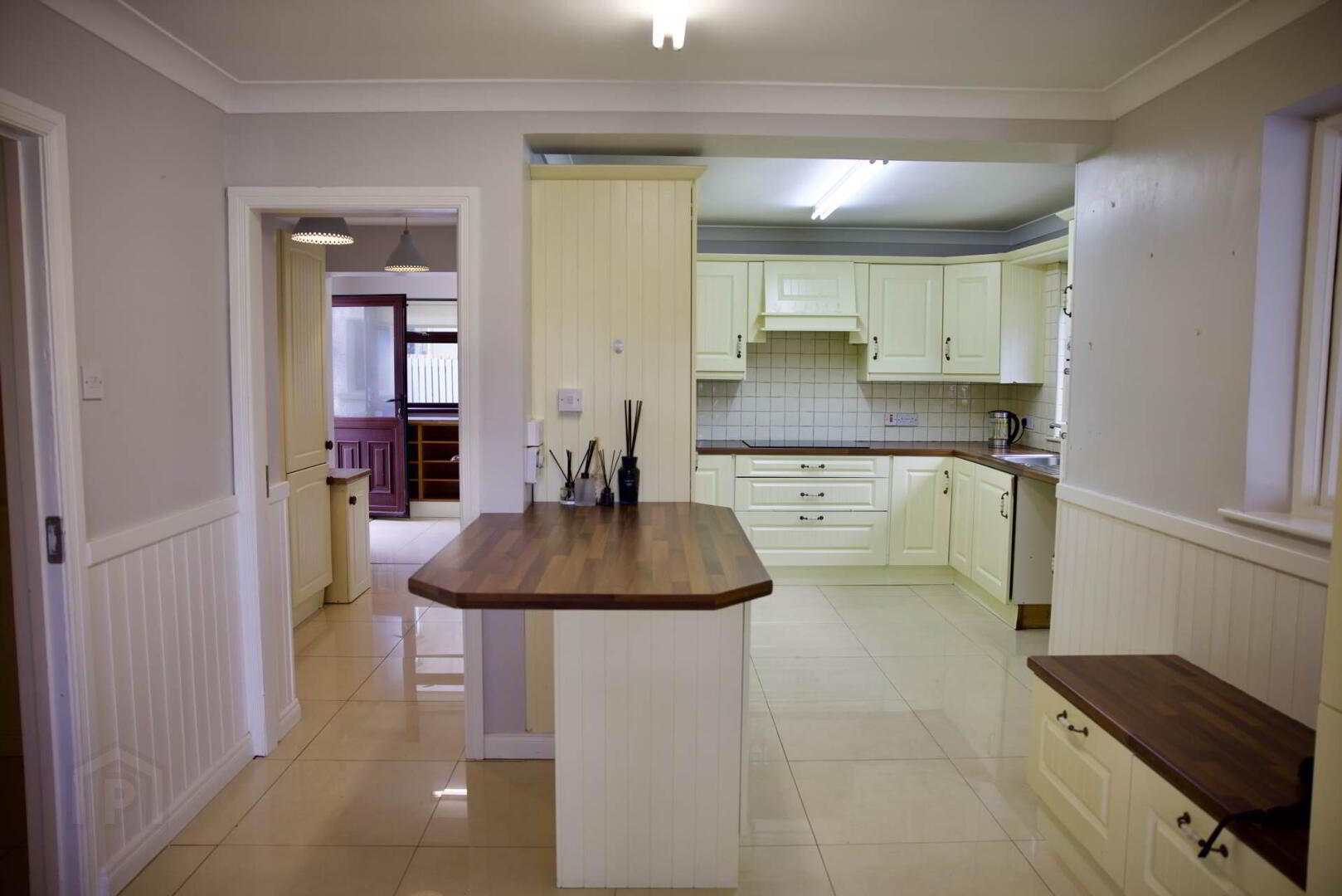 15 Oaklands Park 3 of 40