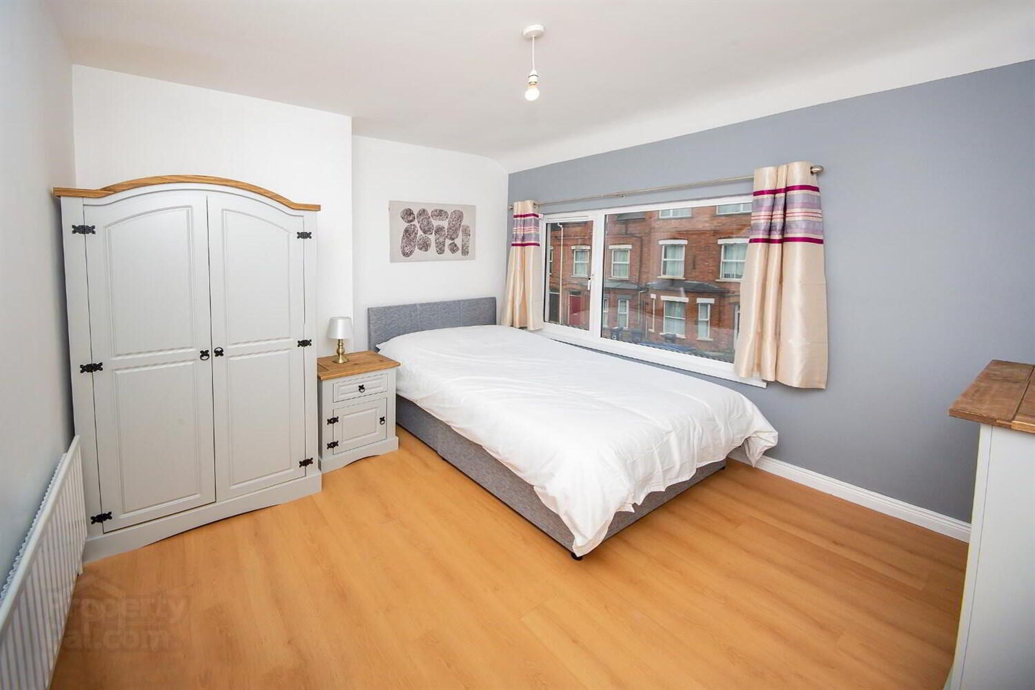 Room 3, 46 Wellesley Avenue 1 of 11
