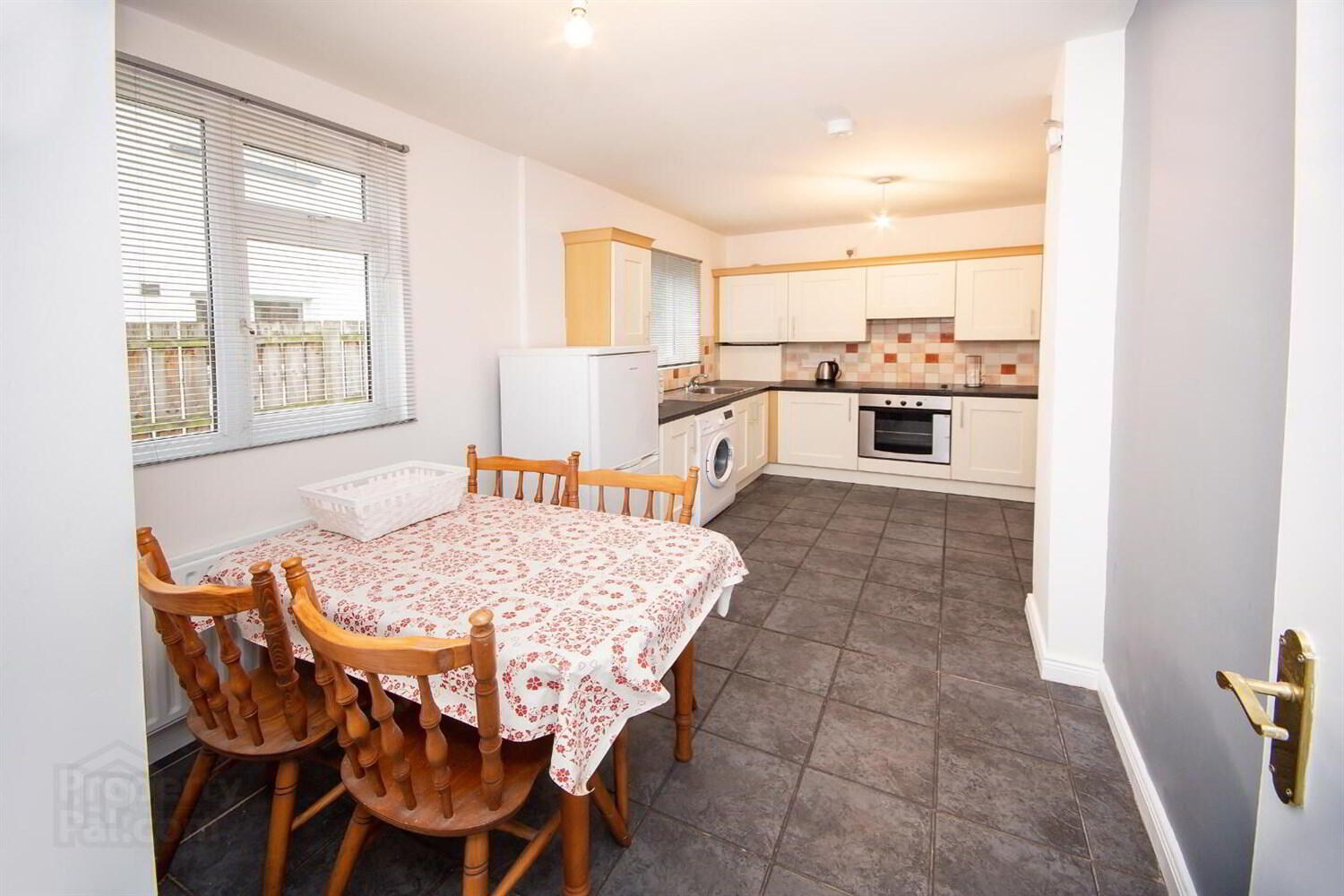 Room 3, 46 Wellesley Avenue 3 of 11