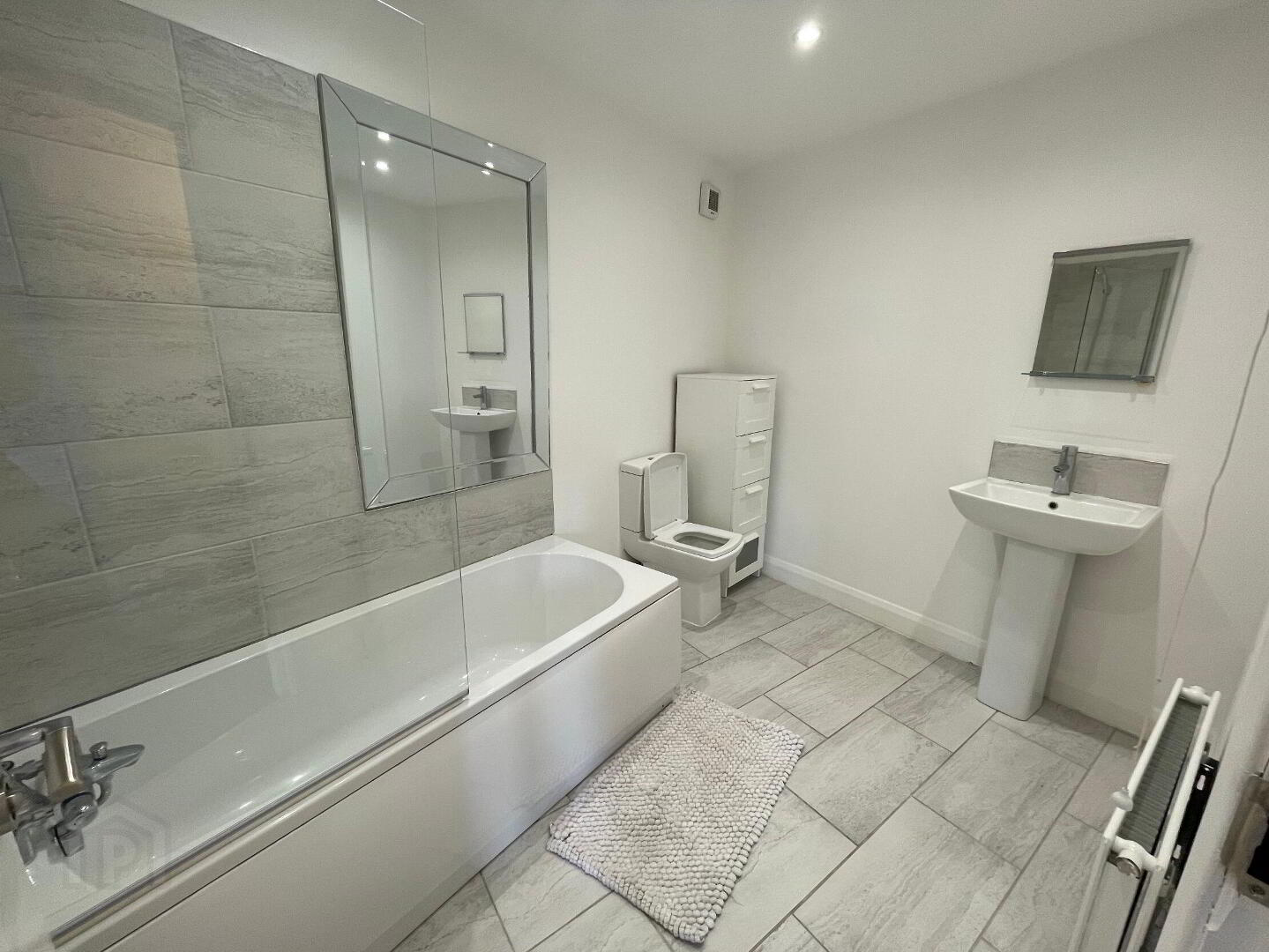 Apt 4, 42 - 46 Upper Newtownards Road 10 of 11