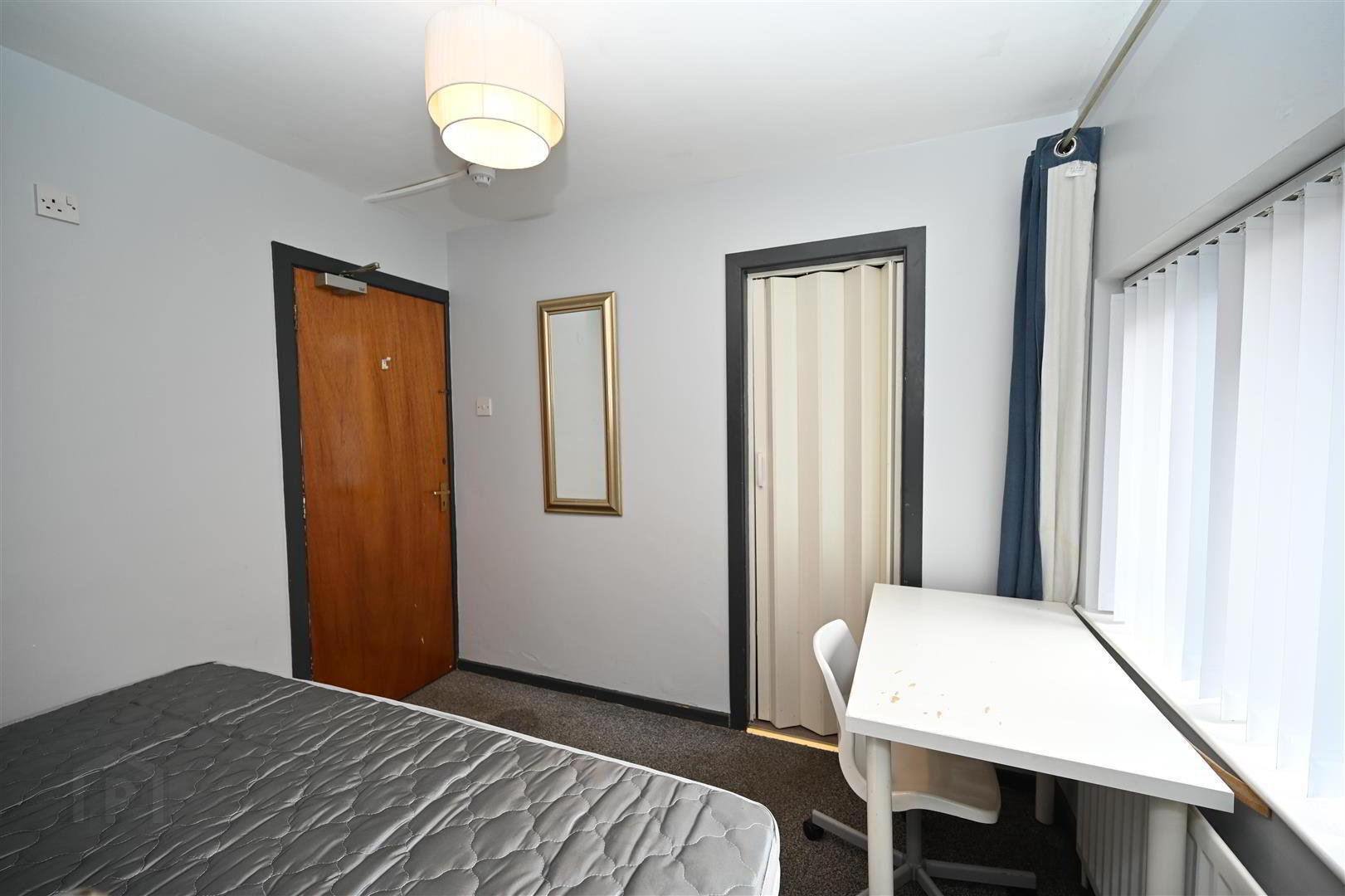 Room 8, 9 Eglantine Avenue 7 of 8