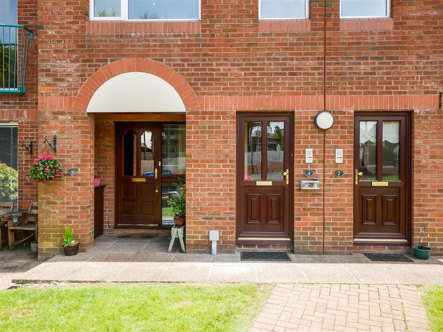 4 Queensfort Court 2 of 18